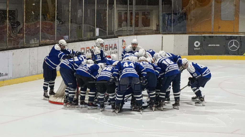 Die Eishockey-Mannschaft der ESG Esslingen beim Teamkreis vor dem Spiel